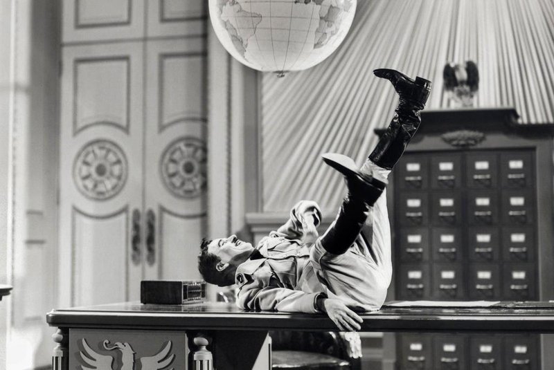 Charles Chaplin no filme O Grande Ditador
