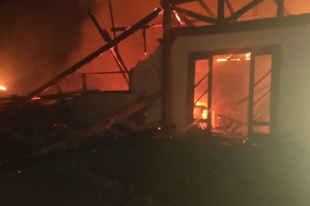 Homem é suspeito de atear fogo em casa em Araquari, no Norte Catarinense Homem é suspeito de atear fogo em casa em Araquari, no Norte Catarinense