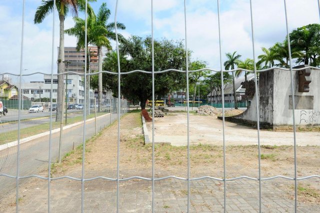 JOINVILLE,SC,BRASIL,25-09-2018.Retirada dos tapumes na Praça Dario Sales.(Foto:Salmo Duarte/A Notícia) JOINVILLE,SC,BRASIL,25-09-2018.Retirada dos tapumes na Praça Dario Sales.(Foto:Salmo Duarte/A Notícia)