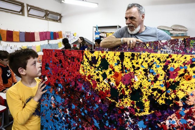PORTO ALEGRE, RS, BRASIL, 24-09-2018. Com supervisão do artista plástico Aluizio Pedersen, alunos da Escola Branca Diva pintaram quadros que foram divulgados no facebook e vendidos. Com o dinheiro arrecadado, foram comprados ventiladores para as salas da escola. Antes de ir para os compradores, os quadros estão em exposição no colégio. (CARLOS MACEDO/AGÊNCIA RBS)Indexador: Carlos Macedo PORTO ALEGRE, RS, BRASIL, 24-09-2018. Com supervisão do artista plástico Aluizio Pedersen, alunos da Escola Branca Diva pintaram quadros que foram divulgados no facebook e vendidos. Com o dinheiro arrecadado, foram comprados ventiladores para as salas da escola. Antes de ir para os compradores, os quadros estão em exposição no colégio. (CARLOS MACEDO/AGÊNCIA RBS)Indexador: Carlos Macedo