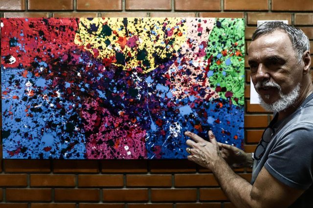 PORTO ALEGRE, RS, BRASIL, 24-09-2018. Com supervisão do artista plástico Aluizio Pedersen, alunos da Escola Branca Diva pintaram quadros que foram divulgados no facebook e vendidos. Com o dinheiro arrecadado, foram comprados ventiladores para as salas da escola. Antes de ir para os compradores, os quadros estão em exposição no colégio. (CARLOS MACEDO/AGÊNCIA RBS)Indexador: Carlos Macedo PORTO ALEGRE, RS, BRASIL, 24-09-2018. Com supervisão do artista plástico Aluizio Pedersen, alunos da Escola Branca Diva pintaram quadros que foram divulgados no facebook e vendidos. Com o dinheiro arrecadado, foram comprados ventiladores para as salas da escola. Antes de ir para os compradores, os quadros estão em exposição no colégio. (CARLOS MACEDO/AGÊNCIA RBS)Indexador: Carlos Macedo