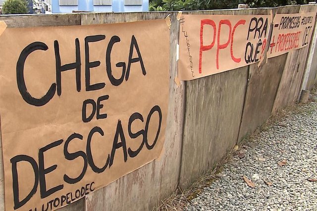 Alunos realizam protesto por falta de professores em curso da Udesc de Joinville Alunos realizam protesto por falta de professores em curso da Udesc de Joinville