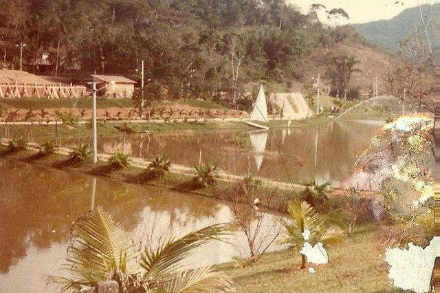Toda população precisa e gosta de ter um local para descanso, aliviar o estresse, passear, enfim, passar o tempo junto à natureza. E Jaraguá do Sul pode se orgulhar de ter um belo exemplo: o Parque Malwee, que leva o nome da empresa têxtil dona da área. A foto, feita em 1981 e enviada por Bia Bartel, mostra como era o local em 1981. Toda população precisa e gosta de ter um local para descanso, aliviar o estresse, passear, enfim, passar o tempo junto à natureza. E Jaraguá do Sul pode se orgulhar de ter um belo exemplo: o Parque Malwee, que leva o nome da empresa têxtil dona da área. A foto, feita em 1981 e enviada por Bia Bartel, mostra como era o local em 1981.