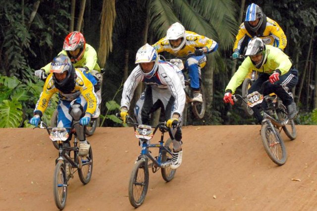 Guilherme Getelina (ao centro de branco e azul) lidera o Catarinense de Bicicross 2010 - categoria Júnior Men (17-18 anos) Guilherme Getelina (ao centro de branco e azul) lidera o Catarinense de Bicicross 2010 - categoria Júnior Men (17-18 anos)