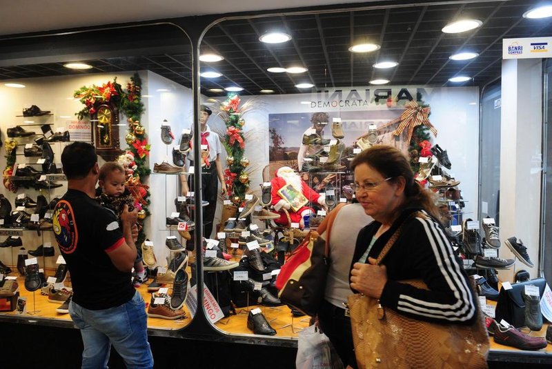  CAXIAS DO SUL, RS, BRASIL  (19/12/2015) Compras de Natal 2015. Reportagem conferem movimento de consumidores nas lojas e ruas.  Na foto, Loja Mariani. (Roni Rigon/Pioneiro)