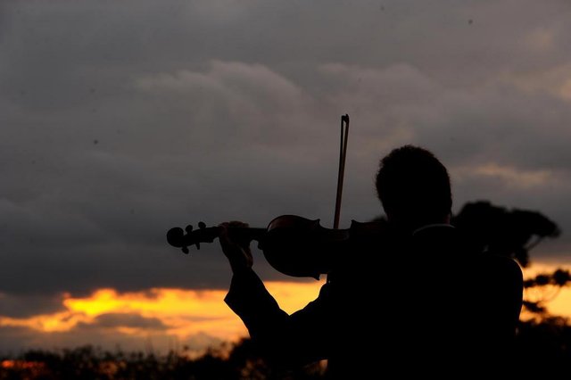 CAXIAS DO SUL, RS, BRASIL 02/08/2018Projeto Concertos ao Entardecer completa 25 anos em agosto. Iniciativa com a Orquestra Sinfônica da Universidade de Caxias do Sul (UCS) comemora trajetória de sucesso e projeta conquistar novos públicos. Na foto o músico Carlos Zinani (Felipe Nyland/Agência RBS) CAXIAS DO SUL, RS, BRASIL 02/08/2018Projeto Concertos ao Entardecer completa 25 anos em agosto. Iniciativa com a Orquestra Sinfônica da Universidade de Caxias do Sul (UCS) comemora trajetória de sucesso e projeta conquistar novos públicos. Na foto o músico Carlos Zinani (Felipe Nyland/Agência RBS)