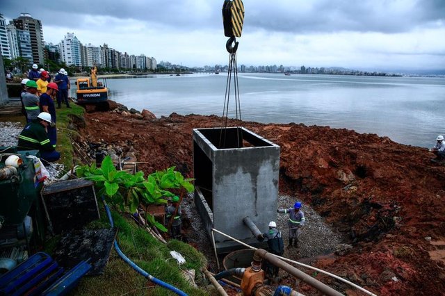 Trabalho para a retirada do excesso de água do local que abrigará a estrutura de tratamento da Casan na Beira-Mar Norte. Foto: Felipe Carneiro Trabalho para a retirada do excesso de água do local que abrigará a estrutura de tratamento da Casan na Beira-Mar Norte. Foto: Felipe Carneiro
