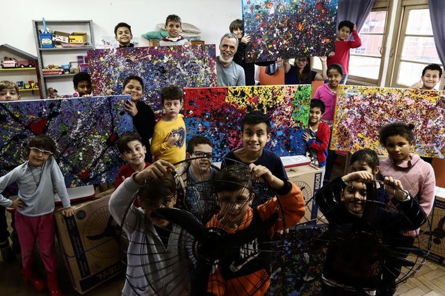 PORTO ALEGRE, RS, BRASIL, 24-09-2018. Com supervisão do artista plástico Aluizio Pedersen, alunos da Escola Branca Diva pintaram quadros que foram divulgados no facebook e vendidos. Com o dinheiro arrecadado, foram comprados ventiladores para as salas da escola. Antes de ir para os compradores, os quadros estão em exposição no colégio. (CARLOS MACEDO/AGÊNCIA RBS)Indexador: Carlos Macedo PORTO ALEGRE, RS, BRASIL, 24-09-2018. Com supervisão do artista plástico Aluizio Pedersen, alunos da Escola Branca Diva pintaram quadros que foram divulgados no facebook e vendidos. Com o dinheiro arrecadado, foram comprados ventiladores para as salas da escola. Antes de ir para os compradores, os quadros estão em exposição no colégio. (CARLOS MACEDO/AGÊNCIA RBS)Indexador: Carlos Macedo