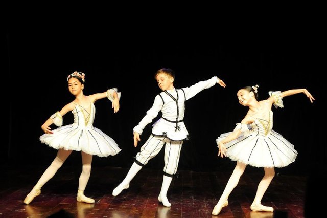 JOINVILLE,SC,BRASIL,23-04-2018.Semana da Dança.Escola de Teatro Bolshoi se apresenta aos aluninhos do SESC, Joinville.(Foto:Salmo Duarte/A Notícia) JOINVILLE,SC,BRASIL,23-04-2018.Semana da Dança.Escola de Teatro Bolshoi se apresenta aos aluninhos do SESC, Joinville.(Foto:Salmo Duarte/A Notícia)