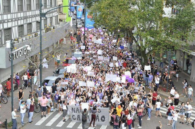 Blumenau - SC - Brasil - 29092018 - Protesto contra Bolsonaro em Blumenau, da praça Dr. Blumenau ao teatro Carlos Gomes. Blumenau - SC - Brasil - 29092018 - Protesto contra Bolsonaro em Blumenau, da praça Dr. Blumenau ao teatro Carlos Gomes.