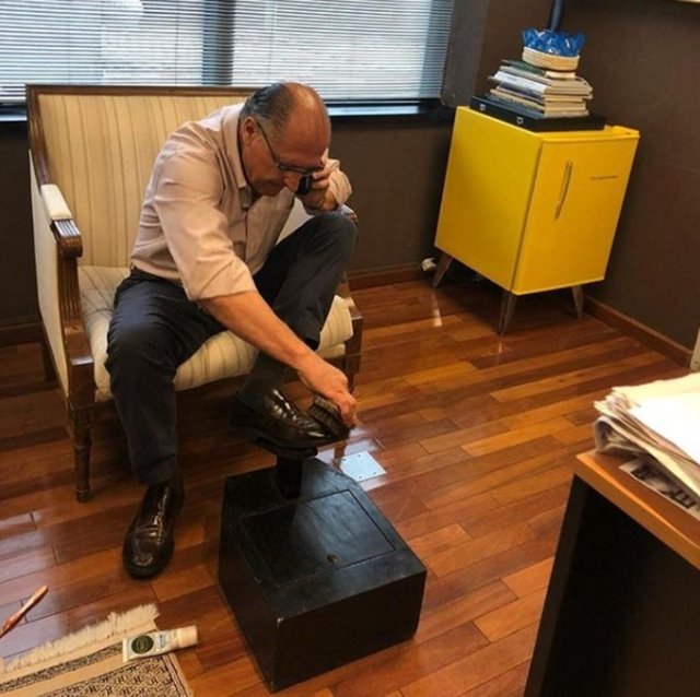 Geraldo Alckmin (PSDB), candidato a presidente, engraxando os sapatos. Geraldo Alckmin (PSDB), candidato a presidente, engraxando os sapatos.