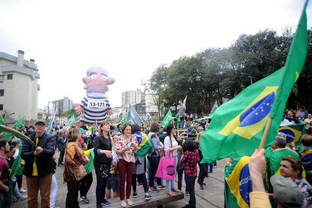 CAXIAS DO SUL, RS, BRASIL 30/09/2018Manifestantes fazem ato em favor ao candidato a presidência Jair Bolsonaro do PSL. (Felipe Nyland/Agência RBS) CAXIAS DO SUL, RS, BRASIL 30/09/2018Manifestantes fazem ato em favor ao candidato a presidência Jair Bolsonaro do PSL. (Felipe Nyland/Agência RBS)