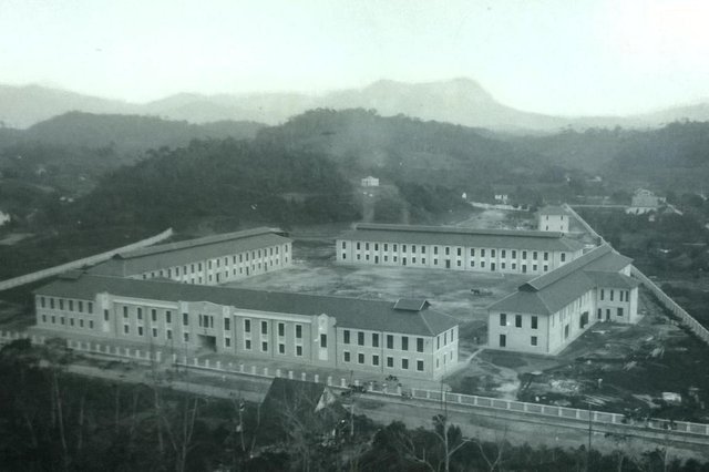 Foto antiga mostra o 13º Batalhão de Caçadores, atual 62º Batalhão de Infantaria, na rua Ministro Calógeras, em Joinville. Pelo tanto de material, devia estar sendo construído ou em reforma. Data indeterminada. Foto antiga mostra o 13º Batalhão de Caçadores, atual 62º Batalhão de Infantaria, na rua Ministro Calógeras, em Joinville. Pelo tanto de material, devia estar sendo construído ou em reforma. Data indeterminada.