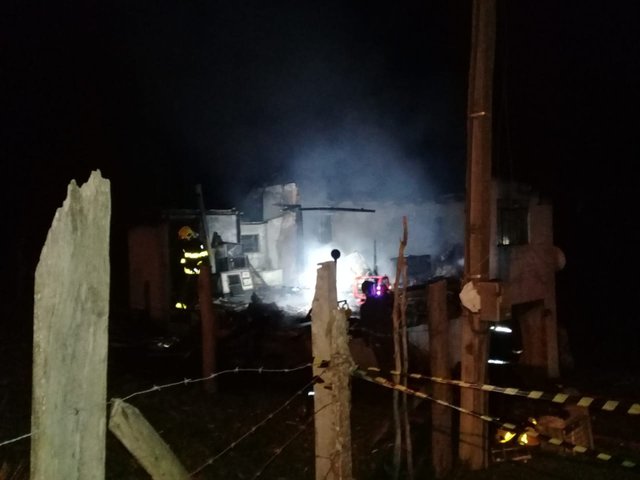 Homem e criança morrem em incêndio dentro de casa em Lages