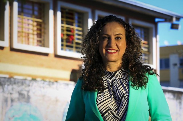 SÃO LEOPOLDO, RS, BRASIL, 23-08-2018: A candidata a vice Ana Affonso (PT) em frente à Escola Estadual Villa Lobos, onde estudou. Ela foi aluna da mãe de Miguel Rossetto, seu atual colega de chapa na campanha pelo governo do RS. (Foto: Mateus Bruxel / Agência RBS) SÃO LEOPOLDO, RS, BRASIL, 23-08-2018: A candidata a vice Ana Affonso (PT) em frente à Escola Estadual Villa Lobos, onde estudou. Ela foi aluna da mãe de Miguel Rossetto, seu atual colega de chapa na campanha pelo governo do RS. (Foto: Mateus Bruxel / Agência RBS)