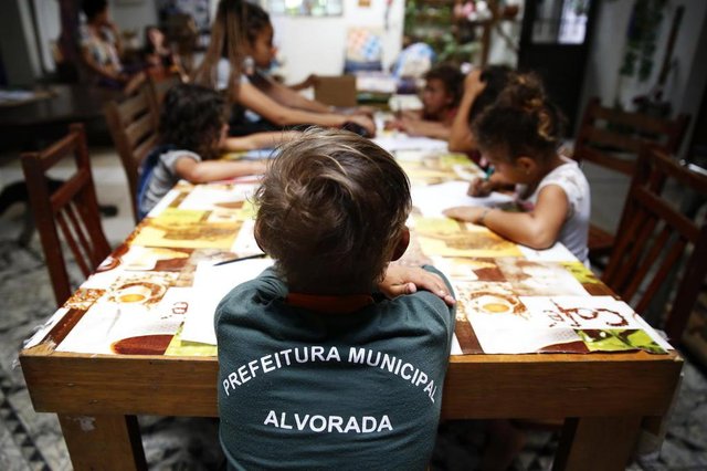  ALVORADA, RS, BRASIL, 26/09/2018: A voluntária Vera Regina Conceição promove atividades educativas com crianças de Alvorada, como reforço escolar, aulas de percussão e arte. (CAMILA DOMINGUES/AGÊNCIA RBS)