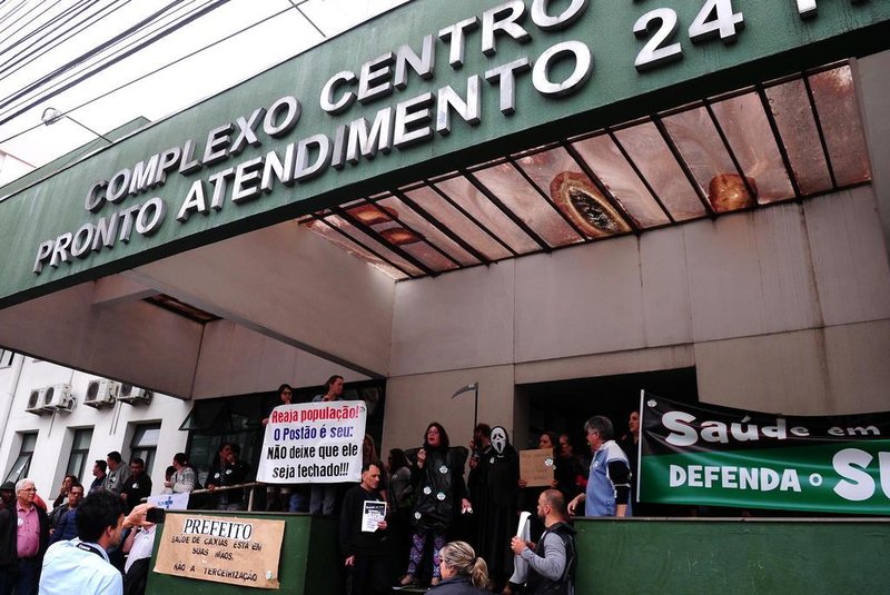  CAXIAS DO SUL, RS, BRASIL, 02/10/2018. Conselheiros de Saúde protestam contra fechamento do Postão 24H, para reformas, em Caxias do Sul. (Diogo Sallaberry/Agência RBS)
