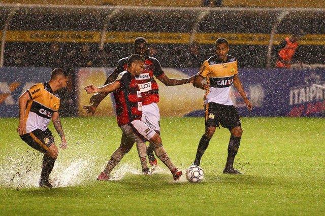 SC - Criciuma - 02/10/2018 - Brasileiro B 2018, Criciuma x Oeste - XXXX do Criciúma disputa lance com XXX do Oeste durante partida entre Criciuma e Oeste pela 30ª rodada do Campeonato Brasileiro B 2018 no estadio Heriberto Hulse. Foto: Guilherme Hahn/Especial SC - Criciuma - 02/10/2018 - Brasileiro B 2018, Criciuma x Oeste - XXXX do Criciúma disputa lance com XXX do Oeste durante partida entre Criciuma e Oeste pela 30ª rodada do Campeonato Brasileiro B 2018 no estadio Heriberto Hulse. Foto: Guilherme Hahn/Especial