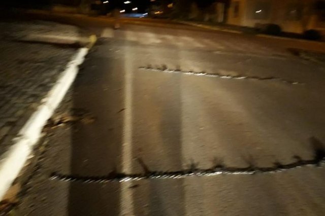 Assaltantes explodem três agências bancárias na divisa com SC Assaltantes explodem três agências bancárias na divisa com SC