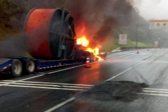 Caminhão explode na BR-101 Caminhão explode na BR-101