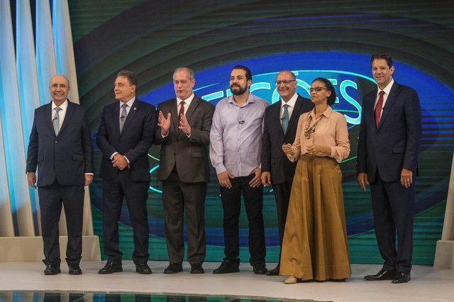 Brazilian presidential candidates (L to R) Henrique Meirelles (MDB), Alvaro Dias (Podemos), Ciro Gomes (PDT) , Guilherme Boulos (PSOL), Geraldo Alckmin (PSDB), Marina Silva (Rede) and Fernando Haddad (PT) take part in the presidential debate ahead of the October 7 general election, at Globo television network headquarters in Rio de Janeiro, Brazil on October 04, 2018. Right-wing frontrunner Jair Bolsonaro, who was stabbed on September 6 during a campaign rally in the southern state of Minas Gerais, is absent due to medical reasons. / AFP PHOTO / Daniel RAMALHO Brazilian presidential candidates (L to R) Henrique Meirelles (MDB), Alvaro Dias (Podemos), Ciro Gomes (PDT) , Guilherme Boulos (PSOL), Geraldo Alckmin (PSDB), Marina Silva (Rede) and Fernando Haddad (PT) take part in the presidential debate ahead of the October 7 general election, at Globo television network headquarters in Rio de Janeiro, Brazil on October 04, 2018. Right-wing frontrunner Jair Bolsonaro, who was stabbed on September 6 during a campaign rally in the southern state of Minas Gerais, is absent due to medical reasons. / AFP PHOTO / Daniel RAMALHO