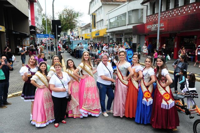 Desfile da 4ª edição da Bierville, em Joinville Desfile da 4ª edição da Bierville, em Joinville