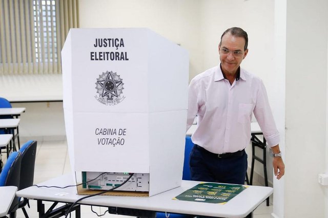Candidato Décio Lima, do Partido dos Trabalhadores, após votar em Blumenau