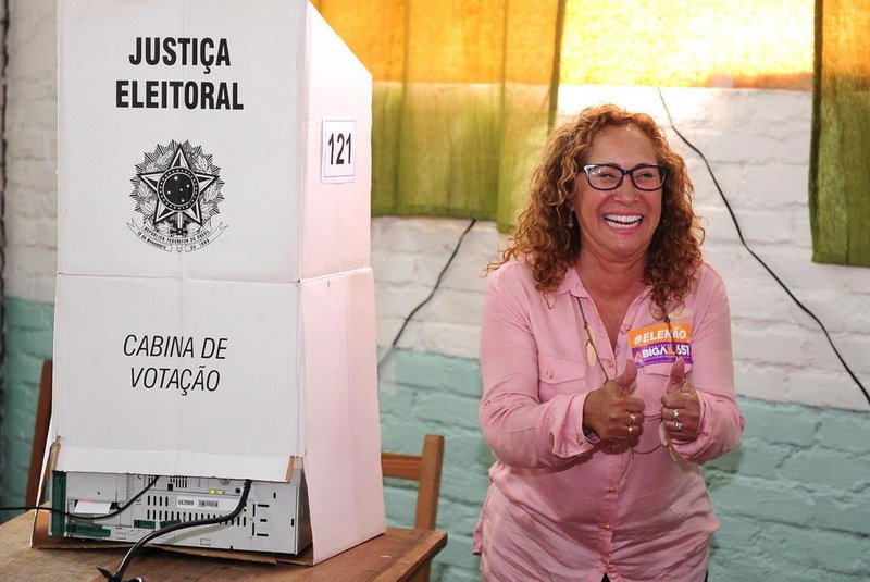  CAXIAS DO SUL, RS, BRASIL, 07/10/2018. Candidata a senadora Abigail Pereira, do PCdoB, vota no salão da Igreja Sagrada Familia, no bairro Sagrada Família. (Diogo Sallaberry/Agência RBS)