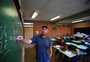 Na trigésima semana de aula, professores de português e matemática assumem turmas em escola municipal da Restinga