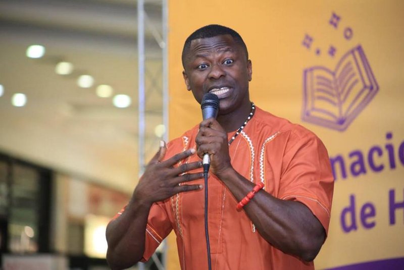 Escritor nigeriano Sunny participa de atividades na Feira do Livro de Caxias do Sul