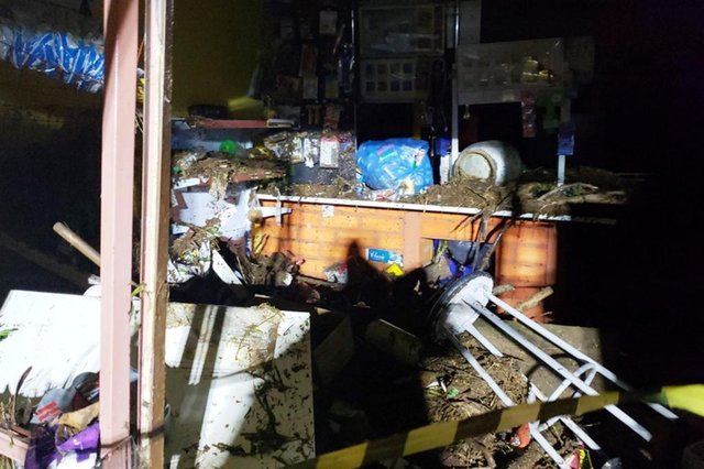 Móveis foram levados pela água, que atingiu a residência na noite de terça-feira (9) Móveis foram levados pela água, que atingiu a residência na noite de terça-feira (9)