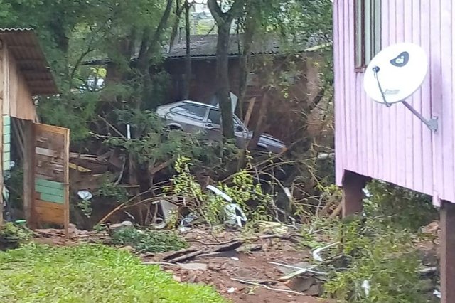 Além de casas, comércios e ruas ficarem alagadas, veículos foram levados pela enxurrada Além de casas, comércios e ruas ficarem alagadas, veículos foram levados pela enxurrada