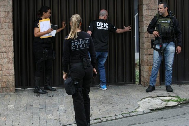 Polícia realiza operação nacional contra o crime organizado em JoinvilleIntitulada Torre de Babel, a ação aconteceu em sete Estados do país e no Distrito Federal. Polícia realiza operação nacional contra o crime organizado em JoinvilleIntitulada Torre de Babel, a ação aconteceu em sete Estados do país e no Distrito Federal.