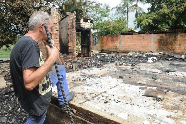 JOINVILLE, SANTA CATARINA, BRASIL (10/10/2018): Já passei por coisa pior na vida, não é isso que vai derrubar, desabafa dono de casa destruída pelo fogo em Joinville. Família conta com o apoio de amigos e de doações para reconstruir o que perderam; ocorrência foi registrada na terça-feira, no bairro Jardim Paraíso JOINVILLE, SANTA CATARINA, BRASIL (10/10/2018): Já passei por coisa pior na vida, não é isso que vai derrubar, desabafa dono de casa destruída pelo fogo em Joinville. Família conta com o apoio de amigos e de doações para reconstruir o que perderam; ocorrência foi registrada na terça-feira, no bairro Jardim Paraíso