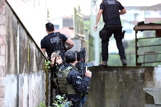 Polícia realiza operação nacional contra o crime organizado em JoinvilleIntitulada Torre de Babel, a ação aconteceu em sete Estados do país e no Distrito Federal. Polícia realiza operação nacional contra o crime organizado em JoinvilleIntitulada Torre de Babel, a ação aconteceu em sete Estados do país e no Distrito Federal.