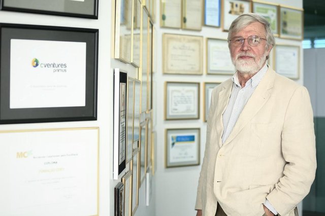 Gestão de valores - professor Carlos Alberto Scheneider, fotografado na fundação Certi, na UFSC. Gestão de valores - professor Carlos Alberto Scheneider, fotografado na fundação Certi, na UFSC.