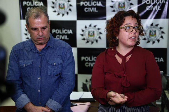 PORTO ALEGRE, RS, BRASIL, 10-10-2018. Polícia apura ataque a jovem que foi agredida e teve o corpo marcado com canivete em Porto Alegre. Na foto: Delegado Jardim e advogada da menina Gabriela Souza. (ISADORA NEUMANN/AGÊNCIA RBS) PORTO ALEGRE, RS, BRASIL, 10-10-2018. Polícia apura ataque a jovem que foi agredida e teve o corpo marcado com canivete em Porto Alegre. Na foto: Delegado Jardim e advogada da menina Gabriela Souza. (ISADORA NEUMANN/AGÊNCIA RBS)