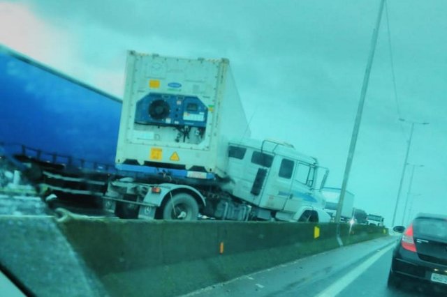Acidente envolvendo uma carreta no quilômetro 38 da BR-101, em Joinville Acidente envolvendo uma carreta no quilômetro 38 da BR-101, em Joinville