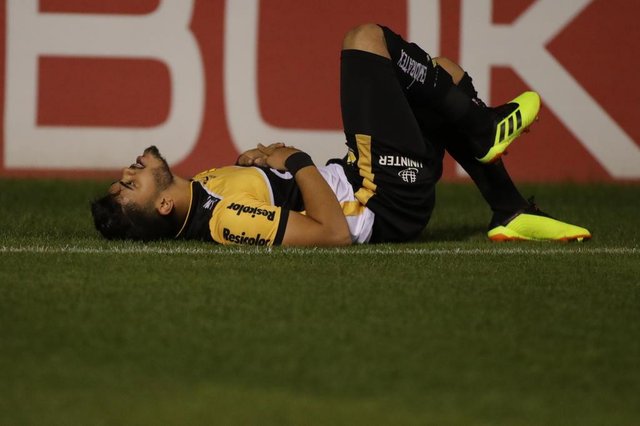  SC - Criciuma - 05/07/2018 - Brasileiro B 2018, Criciuma x Londrina - Lance da partida entre Criciuma x Londrina  pela 13 rodada do Campeonato Brasileiro B 2018 no estadio Heriberto Hulse. Foto: Guilherme HahnLocal: CriciumaIndexador: Guilherme HahnFonte: AGIFFotógrafo: Photojournalism
