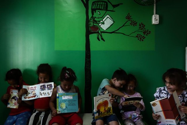 PORTO ALEGRE, RS, BRASIL, 08-10-2018. Ong Cirandar capacita mediadores de leitura para crianças carentes na Biblioteca Comunitária Chocolatão, na Nova Chocolatão. (CARLOS MACEDO/AGÊNCIA RBS)Indexador: Carlos Macedo PORTO ALEGRE, RS, BRASIL, 08-10-2018. Ong Cirandar capacita mediadores de leitura para crianças carentes na Biblioteca Comunitária Chocolatão, na Nova Chocolatão. (CARLOS MACEDO/AGÊNCIA RBS)Indexador: Carlos Macedo