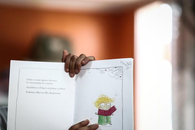 PORTO ALEGRE, RS, BRASIL, 08-10-2018. Ong Cirandar capacita mediadores de leitura para crianças carentes na Biblioteca Comunitária Chocolatão, na Nova Chocolatão. (CARLOS MACEDO/AGÊNCIA RBS)Indexador: Carlos Macedo PORTO ALEGRE, RS, BRASIL, 08-10-2018. Ong Cirandar capacita mediadores de leitura para crianças carentes na Biblioteca Comunitária Chocolatão, na Nova Chocolatão. (CARLOS MACEDO/AGÊNCIA RBS)Indexador: Carlos Macedo