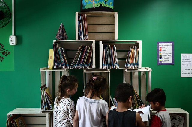 PORTO ALEGRE, RS, BRASIL, 08-10-2018. Ong Cirandar capacita mediadores de leitura para crianças carentes na Biblioteca Comunitária Chocolatão, na Nova Chocolatão. (CARLOS MACEDO/AGÊNCIA RBS)Indexador: Carlos Macedo PORTO ALEGRE, RS, BRASIL, 08-10-2018. Ong Cirandar capacita mediadores de leitura para crianças carentes na Biblioteca Comunitária Chocolatão, na Nova Chocolatão. (CARLOS MACEDO/AGÊNCIA RBS)Indexador: Carlos Macedo