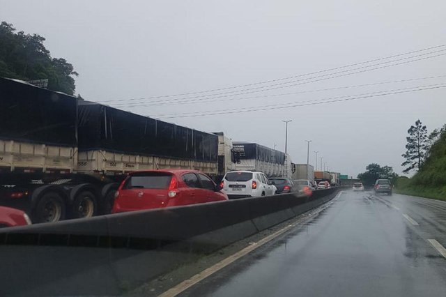 ARAQUARI, SANTA CATARINA, BRASIL (13/10/2018): Acidente na BR-101 bloqueia o trânsito e deixa ao menos sete feridos em Araquari ARAQUARI, SANTA CATARINA, BRASIL (13/10/2018): Acidente na BR-101 bloqueia o trânsito e deixa ao menos sete feridos em Araquari