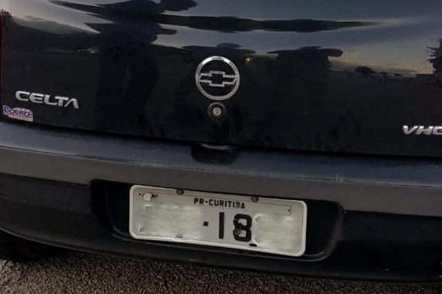 Policiais rodoviários federais apreenderam um GM/Celta de Curitiba com as placas falsificadas e detiveram seu motorista, de 55 anos, que circulava na BR-101 em Biguaçu. O automóvel foi parado em fiscalização de rotina por volta das 18h de segunda-feira e, durante conferência da documentação, os agentes notaram a divergência na placa. Conforme informação da PRF, um caractere ¿3¿ havia sido modificado com fita isolante para se parecer com um ¿8¿. A mudança dificultava a identificação do veículo no caso de cometimento de infrações.A PRF informou que o condutor foi encaminhado à Central de Polícia de São José, onde responderá por adulteração de sinal identificador de veículo automotor. Policiais rodoviários federais apreenderam um GM/Celta de Curitiba com as placas falsificadas e detiveram seu motorista, de 55 anos, que circulava na BR-101 em Biguaçu. O automóvel foi parado em fiscalização de rotina por volta das 18h de segunda-feira e, durante conferência da documentação, os agentes notaram a divergência na placa. Conforme informação da PRF, um caractere ¿3¿ havia sido modificado com fita isolante para se parecer com um ¿8¿. A mudança dificultava a identificação do veículo no caso de cometimento de infrações.A PRF informou que o condutor foi encaminhado à Central de Polícia de São José, onde responderá por adulteração de sinal identificador de veículo automotor.