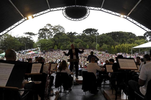CAXIAS DO SUL, RS, BRASIL, 21/10/2012. Pelo menos cinco mil pessoas assistem ao 6ª Concerto da Primavera, na UCS, neste domingo. Tocando junto com a Orquestra Sinfônica da UCS, Toquinho foi a atração principal desta edição. (FOTO: MAICON DAMASCENO/PIONEIRO) Local: Caxias do SulIndexador: Maicon Damasceno Fonte: Agencia RBS CAXIAS DO SUL, RS, BRASIL, 21/10/2012. Pelo menos cinco mil pessoas assistem ao 6ª Concerto da Primavera, na UCS, neste domingo. Tocando junto com a Orquestra Sinfônica da UCS, Toquinho foi a atração principal desta edição. (FOTO: MAICON DAMASCENO/PIONEIRO) Local: Caxias do SulIndexador: Maicon Damasceno Fonte: Agencia RBS