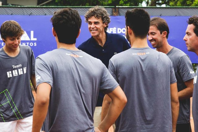 FLORIANOPOLIS, SC, BRASIL, 19.10.2018: O embaixador de Holland-Garros, Guga, interage com os atletas do time homônimo. (Foto: Diorgenes Pandini/Diário Catarinense)Indexador: Diorgenes Pandini FLORIANOPOLIS, SC, BRASIL, 19.10.2018: O embaixador de Holland-Garros, Guga, interage com os atletas do time homônimo. (Foto: Diorgenes Pandini/Diário Catarinense)Indexador: Diorgenes Pandini