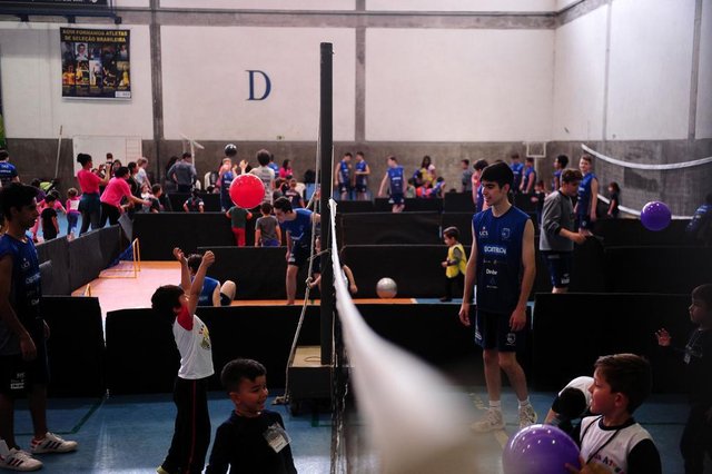 CAXIAS DO SUL, RS, BRASIL, 19/10/2018 - Atletas da Apaavôlei receberam crianças para um evento especial em homenagem ao dia delas, na UCS. As crianças são atendidas pelo Mão Amiga. (Marcelo Casagrande/Agência RBS) CAXIAS DO SUL, RS, BRASIL, 19/10/2018 - Atletas da Apaavôlei receberam crianças para um evento especial em homenagem ao dia delas, na UCS. As crianças são atendidas pelo Mão Amiga. (Marcelo Casagrande/Agência RBS)