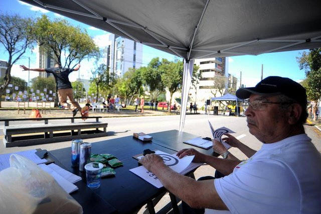 CAXIAS DO SUL, RS, BRASIL 21/10/2018Programação Skate no Asilo leva idosos de diversas entidades para serem jurados em competição de skate. (Felipe Nyland/Agência RBS) CAXIAS DO SUL, RS, BRASIL 21/10/2018Programação Skate no Asilo leva idosos de diversas entidades para serem jurados em competição de skate. (Felipe Nyland/Agência RBS)