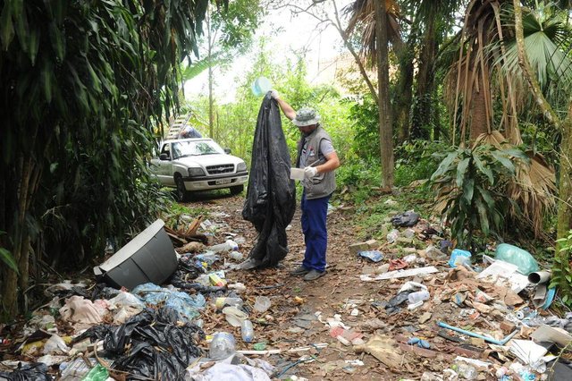 JOINVILLE,SC,BRASIL,22-10-2018.Prevenção para combater o foco de mosquito da Dengue em Joinville.(Foto:Salmo Duarte/A Notícia) JOINVILLE,SC,BRASIL,22-10-2018.Prevenção para combater o foco de mosquito da Dengue em Joinville.(Foto:Salmo Duarte/A Notícia)