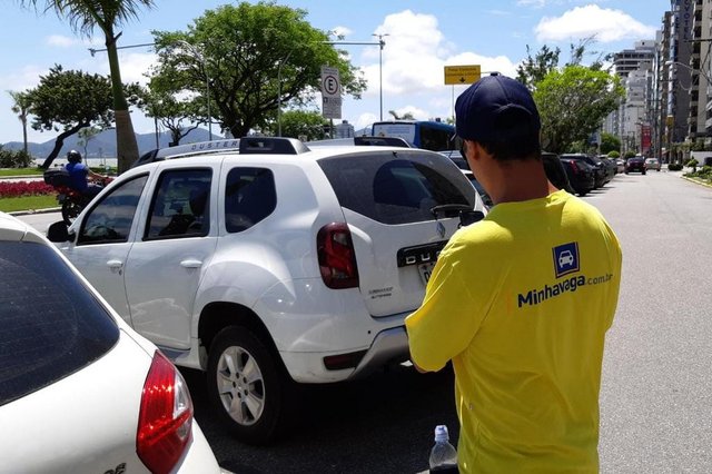 Ainda não há prazo para uma definição sobre o futuro da Zona Azul de Florianópolis. A atual empresa deve R$ 9 milhões ao município por conta da outorga definida em contrato. Ela deveria pagar em torno de R$ 450 mil mensais pela cobrança dos espaços, mas nos últimos dois anos isso não vem ocorrendo, segundo a prefeitura. A empresa apresentou a defesa e o caso estão sendo analisado na procuradoria. As duas partes tentaram também uma negociação dos valores devidos, o que não evoluiu, segundo o secretaria de Mobilidade Urbana. Ainda não há prazo para uma definição sobre o futuro da Zona Azul de Florianópolis. A atual empresa deve R$ 9 milhões ao município por conta da outorga definida em contrato. Ela deveria pagar em torno de R$ 450 mil mensais pela cobrança dos espaços, mas nos últimos dois anos isso não vem ocorrendo, segundo a prefeitura. A empresa apresentou a defesa e o caso estão sendo analisado na procuradoria. As duas partes tentaram também uma negociação dos valores devidos, o que não evoluiu, segundo o secretaria de Mobilidade Urbana.
